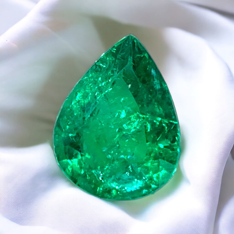 May’s Emerald Unveiling the Tieless Elegance of Nature’s Green Gem