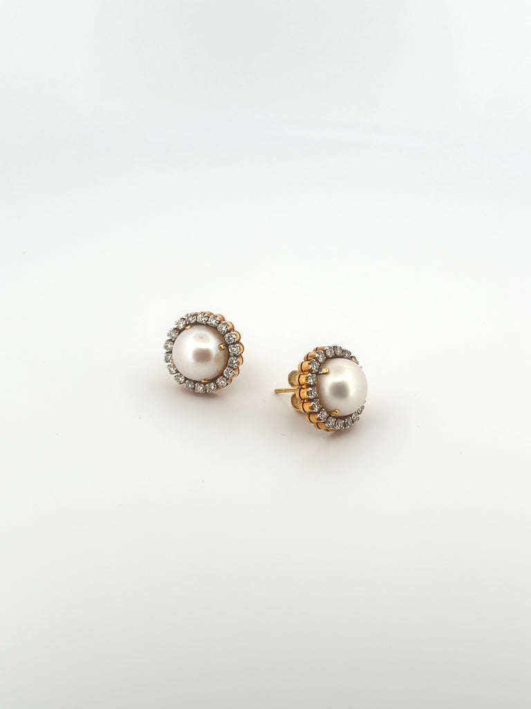 Pearl Surrounded By Diamonds set in yellow gold