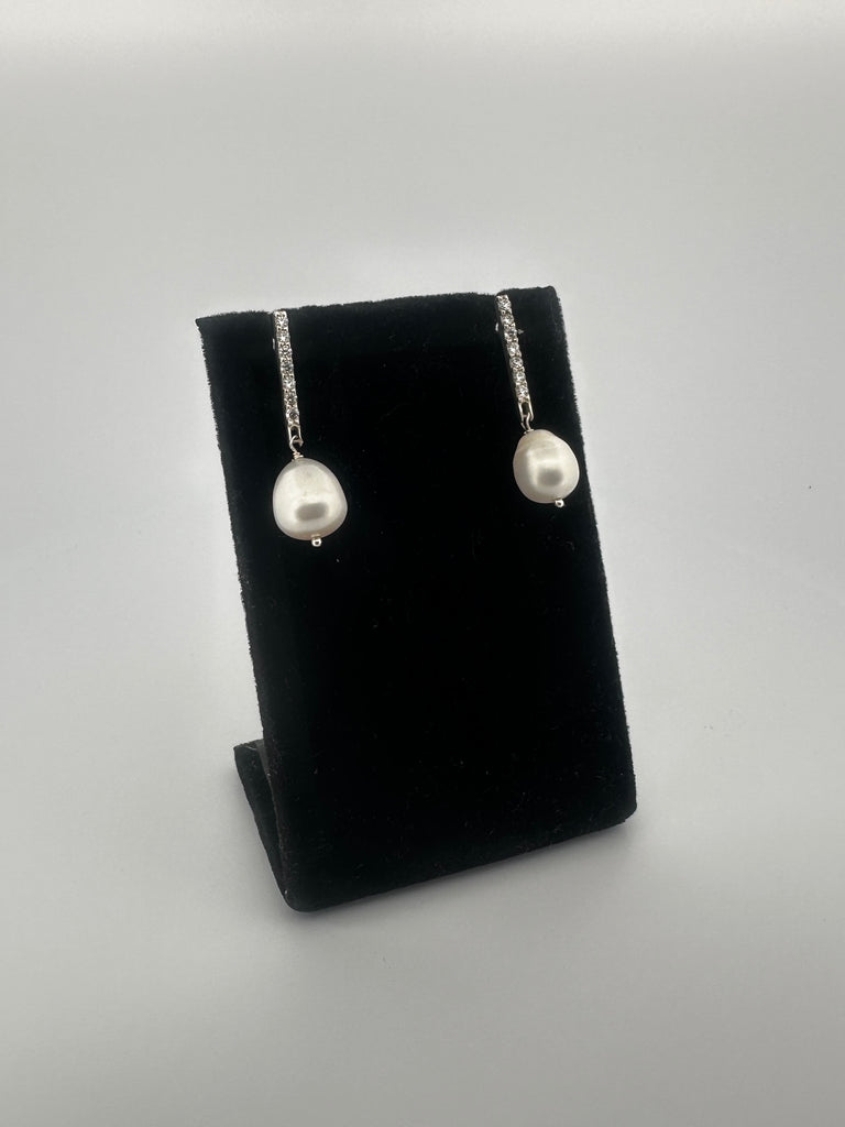 Baroque Pearl with Zircon Bar